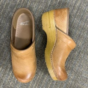 Dansko professional honey distressed clogs sz 38. Lightly worn.